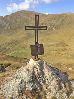 Sul versante opposto è stata invece recentemente posizionata un'altra croce in ferro ormai arrugginito.