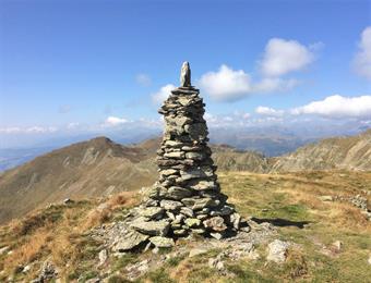 Una breve risalita ci porta al caratteristico ometto di sassi del Pullkopf/Cima delle Pulle (2568).