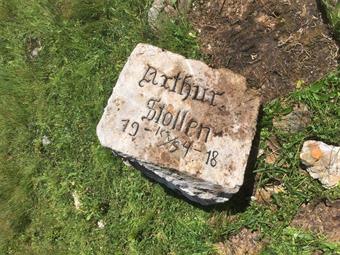Sul posto ritroviamo una vecchia iscrizione, risalente al 1916, erroneamente ripassata, visto che nel 1918 il conflitto si era ormai spostato sul Piave.