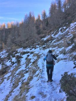 Un sentierino ben marcato s'inoltra a mezzacosta verso levante ed un tratto innevato richiede per maggior sicurezza l'utilizzo dei ramponcini, raccomandabili pure sull'erta salitella successiva.