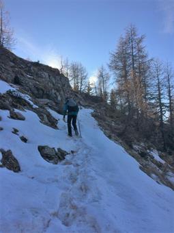 Una svolta a destra porta all'evidente insellatura denominata La Porta.