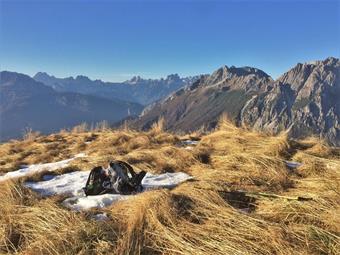 L'erbosa sommità del Col Rosolo (2139) è caratterizzata da un panorama straordinario a 360° sulle innumerevoli vette circostanti.