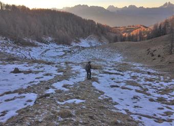 Tralasciando il percorso fatto in salita, ci dirigiamo nella sottostante conca pascoliva innevata, seguendo tracce più o meno marcate.