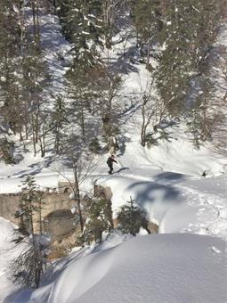 Il tracciato principale, superati alcuni schianti arborei, prosegue raggiungendo un altro ponticello sul Rio Stabet.