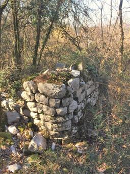 Nei dintorni si notano i ruderi del villaggio con scalinate, caverne, basi di baraccamenti e magazzini, denominato durante la Grande Guerra "Borgo Pinerolo", dal Comando della Brigata ivi dislocato dall'ottobre 1916.