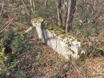 Al suo interno si trovano i resti del dismesso cimitero reggimentale del 137° e 138° Fanteria, dove si rinvengono il Monumento del Tenente Mancini Giuseppe ed altre struggenti testimonianze.