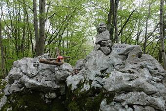 La croce e l'ometto sulla Cima del Monte Glave