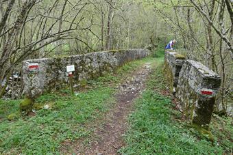 Il bel ponte in pietra sul Rio Budrin, punto più basso dell'anello