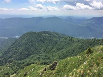 A meridione si notano le boscose sommità di Pleče e Planica, interessate dalla seconda parte del nostro itinerario odierno.