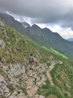 Percorrendo a ritroso il percorso dell'andata, risaliamo la dorsale sino alla Colletta Kožljak, dove scendiamo verso la sottostante conca alpestre.