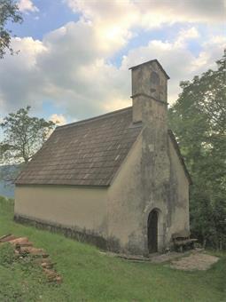 Dalla minuscola borgata una deviazione porta in discesa alla romita chiesetta di Sv. Just, risalente alla seconda metà del Trecento, secondo alcuni la più antica ancora esistente nella valle dell’Isonzo.
