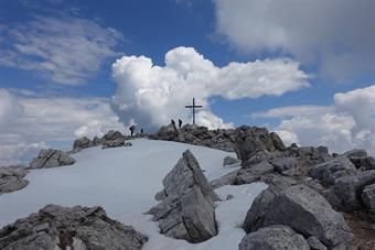 La vetta del Monte Petz come si presenta salendo dalla via normale del versante meridionale