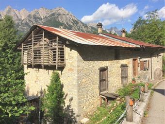 AVVICINAMENTO: Da Villa Santina, percorrendo la SS 52 lungo la Valle del Tagliamento, raggiungiamo Forni di Sopra, lasciando l'auto in uno dei vari parcheggi della rinomata località montana.