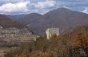 02-Il castello di Gronumbergo e la cava di Vernasso sullo sfondo