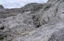 07-Caratteristico ambiente roccioso lungo il sentiero sloveno per la sella del Monte Forato 
