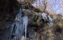 05-Stalattiti di ghiaccio lungo il sentiero delle cascate di Crosis