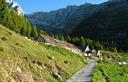 01-Le casere Cregnedul di Sopra dalla carrareccia di servizio