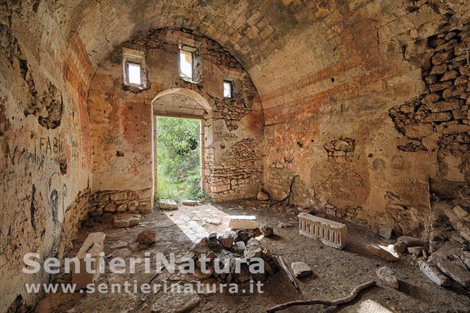 02-L'interno della chiesa rupestre di Madonna di Monte Verde