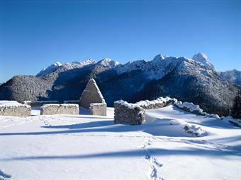 Raggiunta  quindi la sella vera e propria e superatala arriviamo all'importante bivio di quota 1469, dove lasciata a destra la carrareccia CAI 603 verso il piccolo rifugio Berda, continuiamo lungo la carrareccia di sinistra che con ampio giro ci porta all