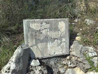 A breve distanza si trova la lapide dell'artigliere Angelo Giobellina, appartenente al 38° Reggimento Artiglieria Campale, caduto il 23 maggio 1917 durante la decima battaglia dell’Isonzo.