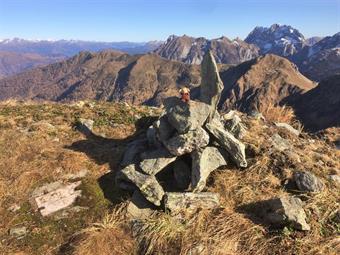 La vetta del Monte Chiastronat (2251) è segnalata da un misero ometto di sassi, posto sul bordo dell'avvallamanto di un osservatorio imperialregio, risalente alla Grande Guerra e dalla solita placca confinaria.