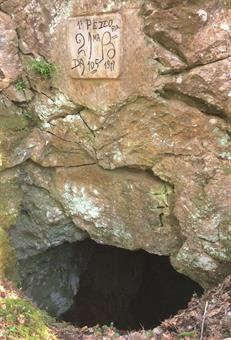 All'interno di una piccola conca, si trova la targa di una batteria d'artiglieria, sovrastante l'ingresso di una caverna in parte naturale.